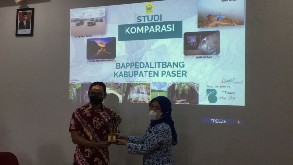 Bappeda Bantul menerima kunjungan dari Bappedalitbang Kabupaten Paser Kalimantan Timur di ruang rapat Pemsosbud Lt 3 pada hari Senin (29/11)